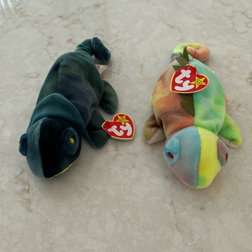 Bundle of 2 vintage, 1997, Ty beanie babies named Rainbow and Iggy